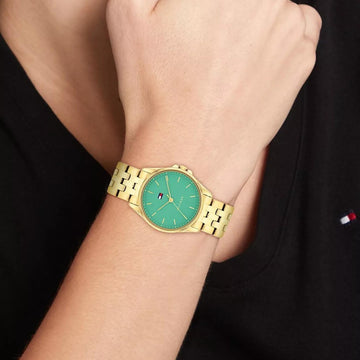 Γυναικείο ρολόι Tommy Hilfiger Jade 1782774 με χρυσό ατσάλινο μπρασελέ και πράσινο καντράν 30mm, φορεμένο.